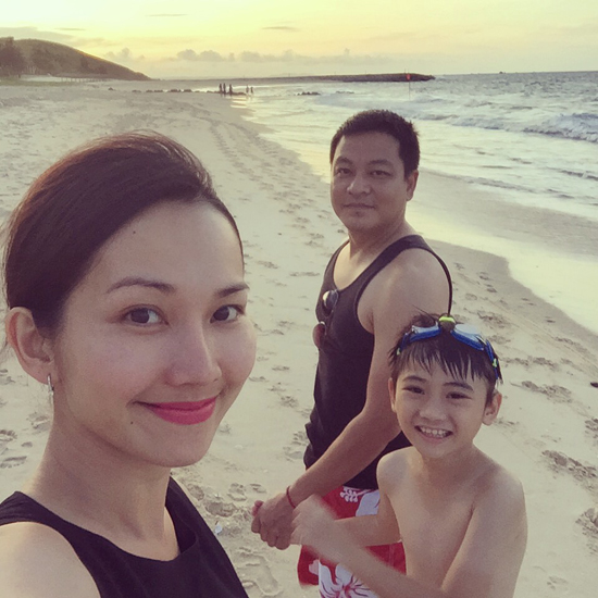 Cô dành hết thời gian chăm sóc chồng con.